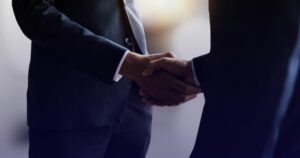 fundacja rodzinna podatki, uścisk dłoni, biznesman